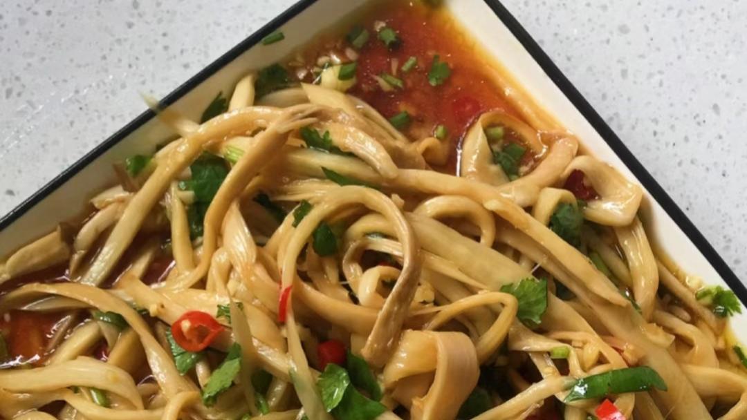 夏天来一道凉拌手撕杏鲍菇，开胃爽口，微辣真的很好吃！