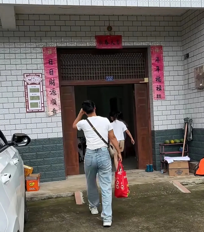 我与娘家人已断绝关系，原因众多。一大家子人，上百口人，五个嫂子，每个人都心机深沉