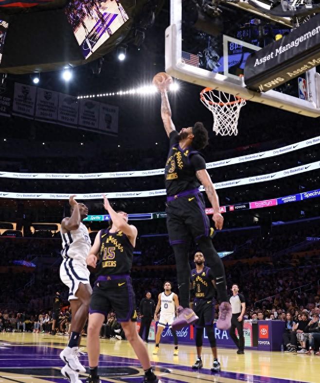 NBA季中锦标赛，湖人134-107大胜灰熊，这比赛打得确实太轻松了！

1.詹