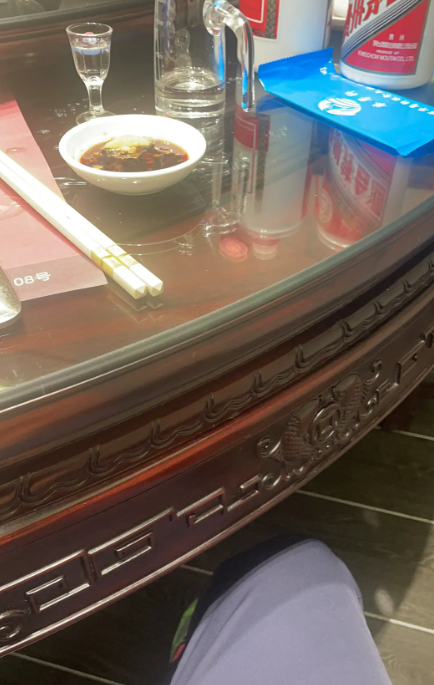 去年开始接触工程项目，每次宴请领导喝的都是茅台，一桌下来少则万把块，多则十万八万