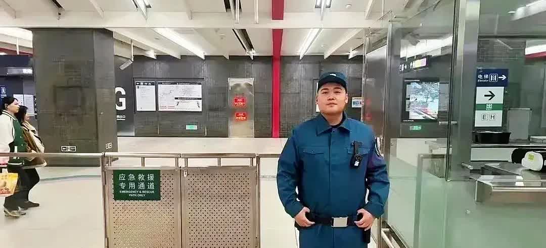 辅警终于换新制服了！但有些辅警却不乐意穿，因为他们觉得新制服太像物业保安。以前，