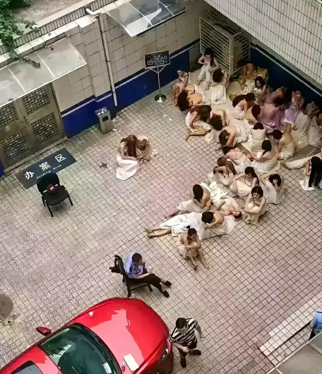 她们低下的不止是头，低下的更是自己的尊严；
她们低下的不止是自己的尊严，低下的更