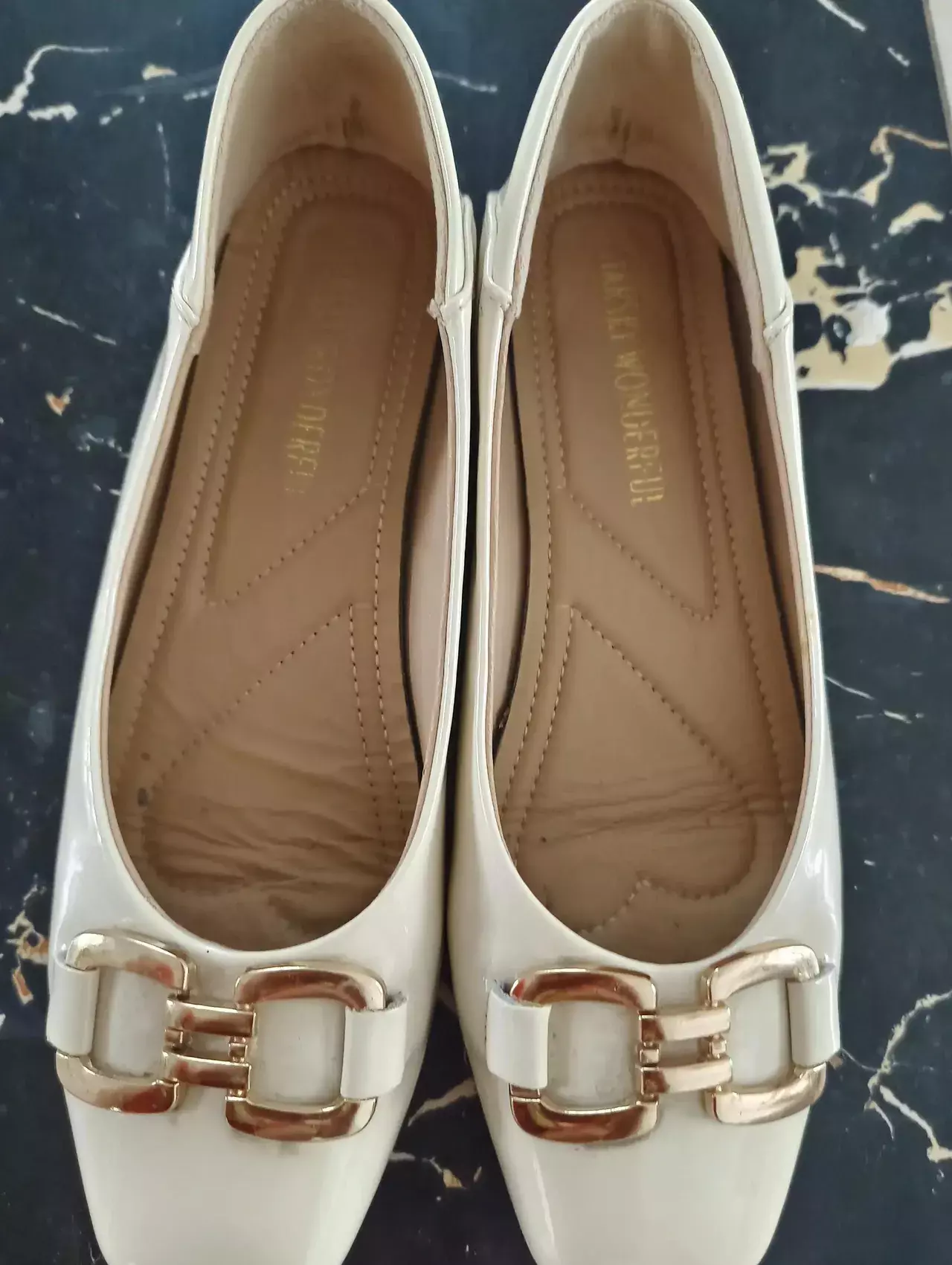 昨晚去楼下扔垃圾，发现垃圾桶旁边有一双鞋子，用透明袋包装着，看起来几乎全新，我估