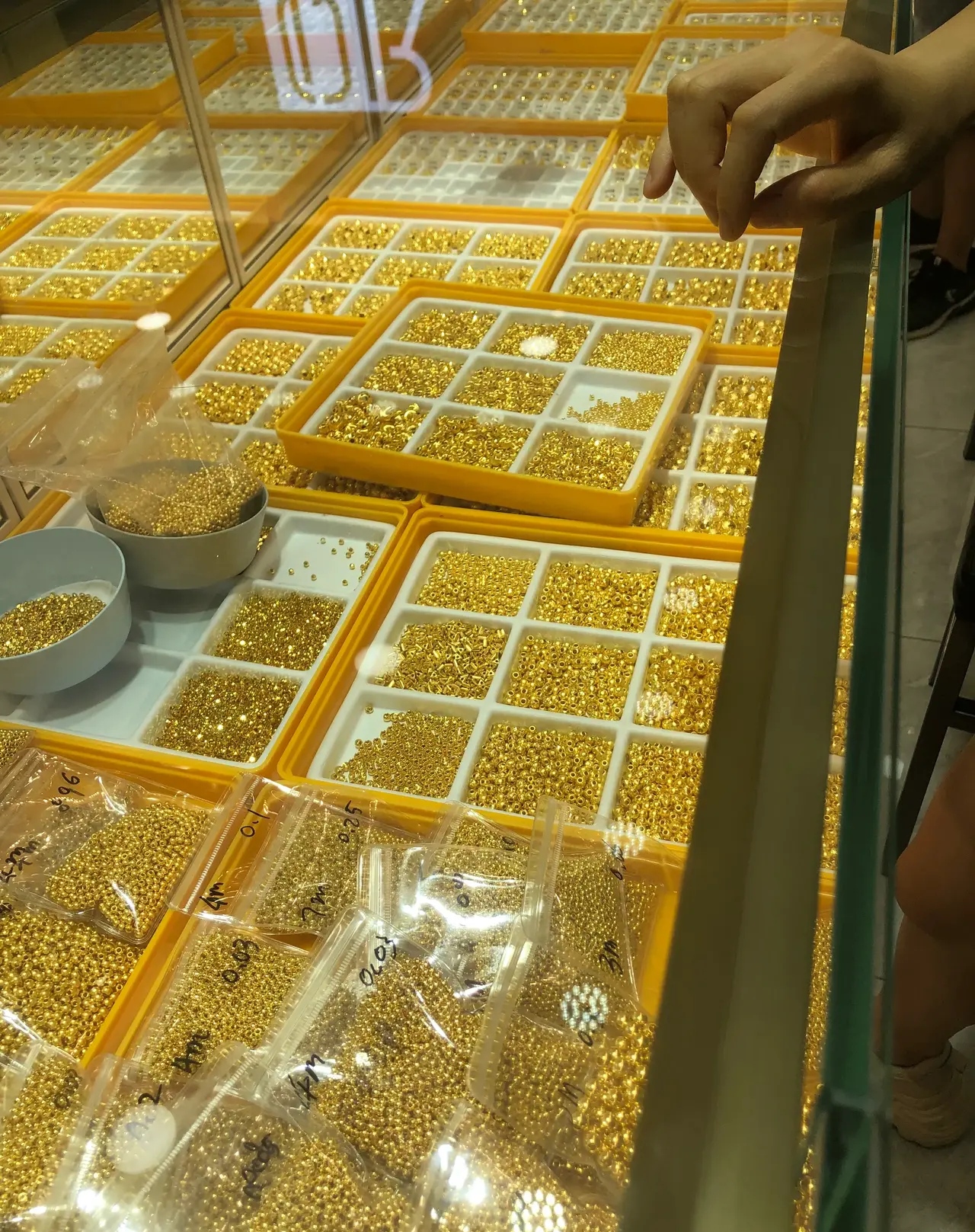 这里就是深圳水贝黄金市场，感觉黄金就像地摊货一样，水贝的黄金价格现在才440左右
