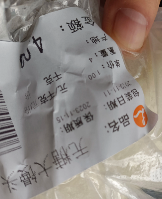 太吓人了，超市的大馒头千万别买了。
我家比较爱吃面食，半个月前在超市买了4个白馒