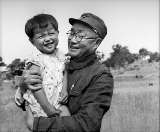 1947年，刘伯承正在基层视察军队的时候，偶遇一位河边拾粪的老农。刘伯承主动上前