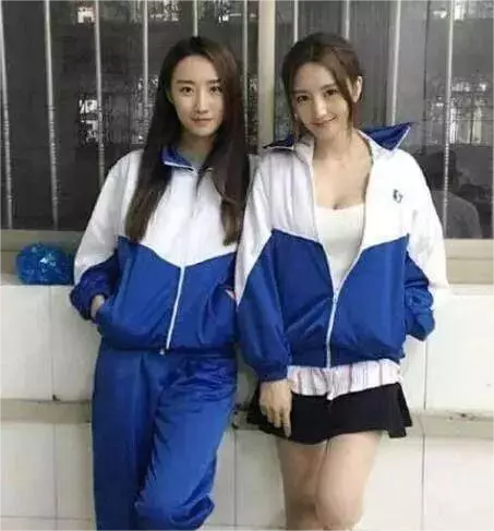 网友求助：班上的两大女神，左边成绩好，右边家里有钱，我该追哪个？