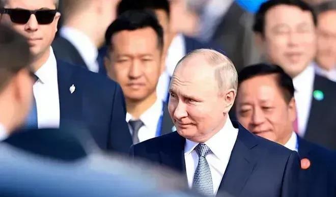 随着普京的到来，大批的克里姆林宫保镖现身，注意到有部分保镖佩戴纯黑色墨镜。但并不