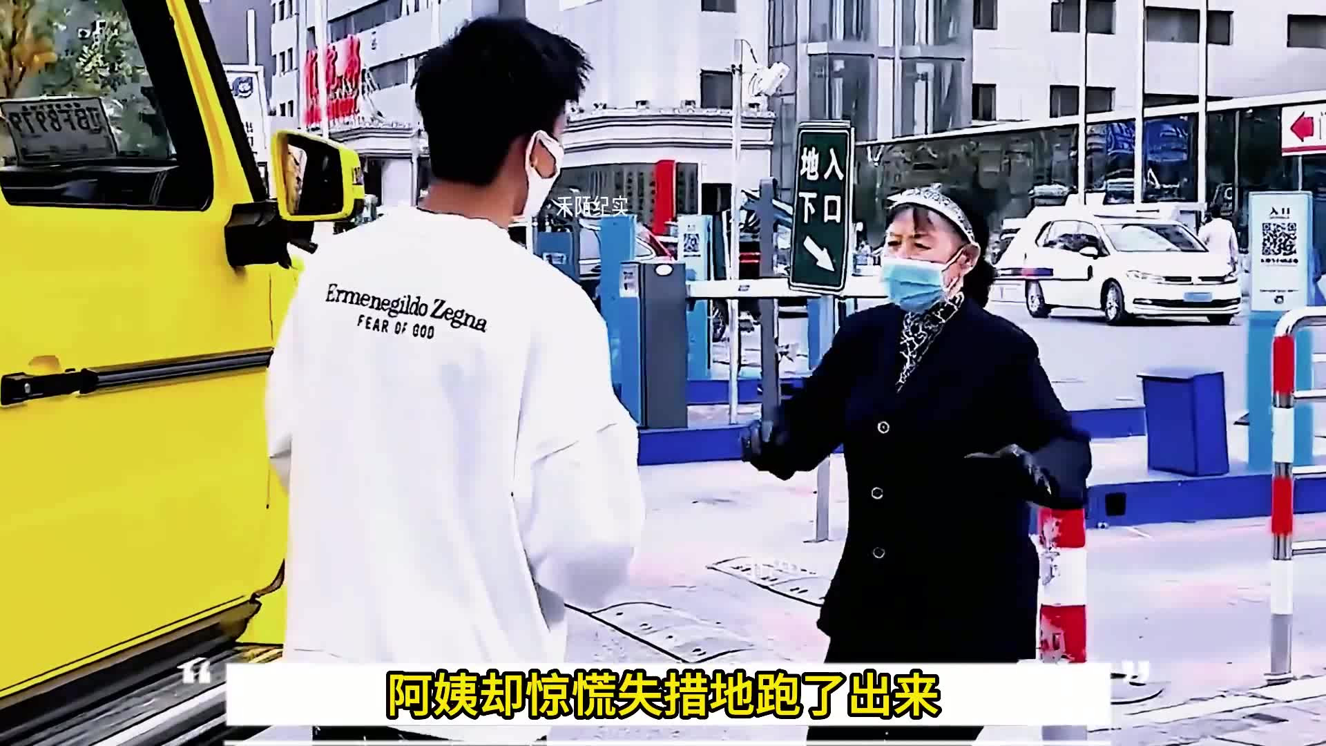 泪崩！为救孙女奶奶下跪拦车，小伙做法让人破防！