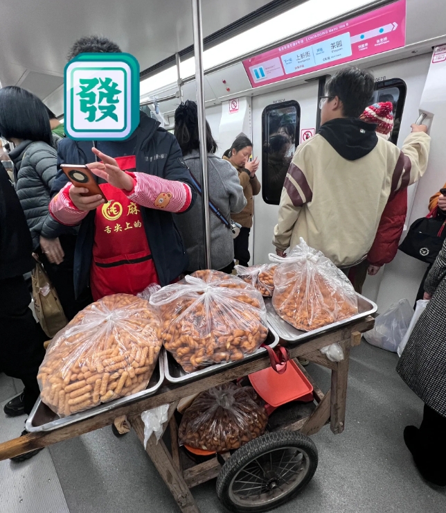 重庆地铁被全网吐槽太土！说实话重庆永远超越不了成都！虽然是直辖市，但一直脱离不了