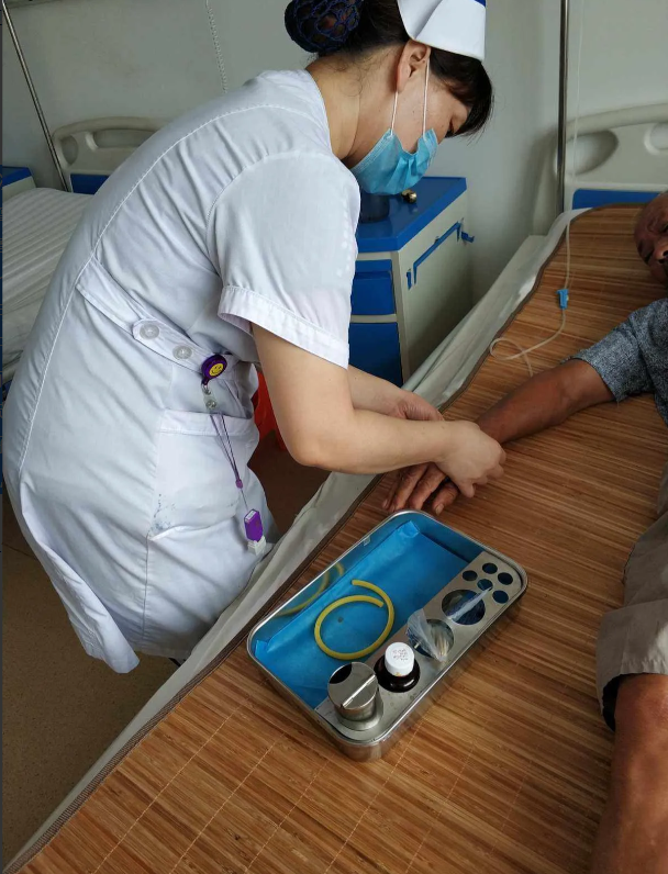 给一个老爷爷做透析，每次半途他女儿都会给他戴一盒沙县的饺子，我会帮忙他戴好一次性