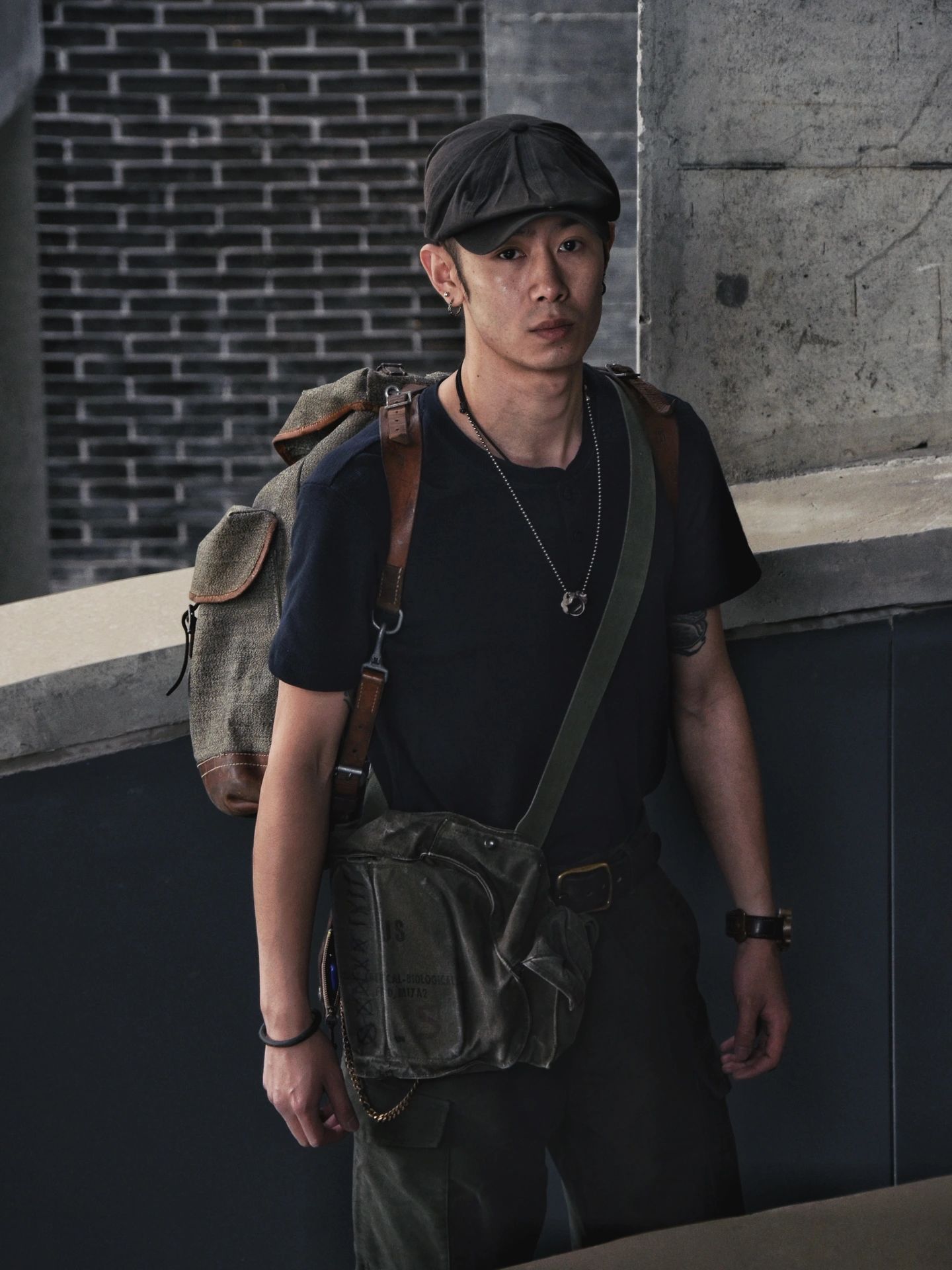 复古穿搭，亨利领罗纹T。