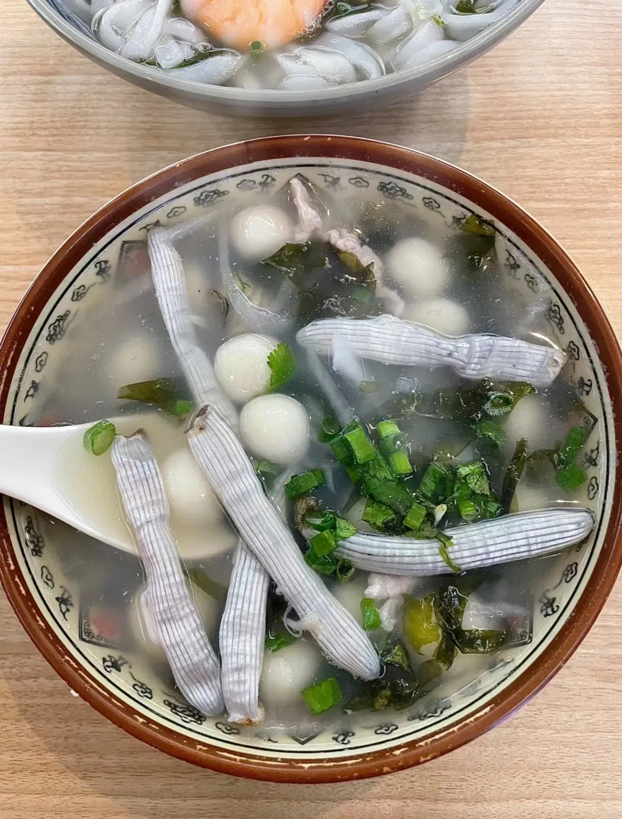 笑死了，广州客户签了60万的大单非要请我顿大餐，吃饭的地方排队不想等，去了隔壁饭