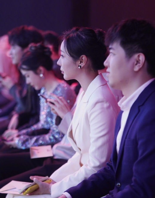 西安颁奖礼的返图来了，就问你石总斩男还是斩女吧[酷] ​​​