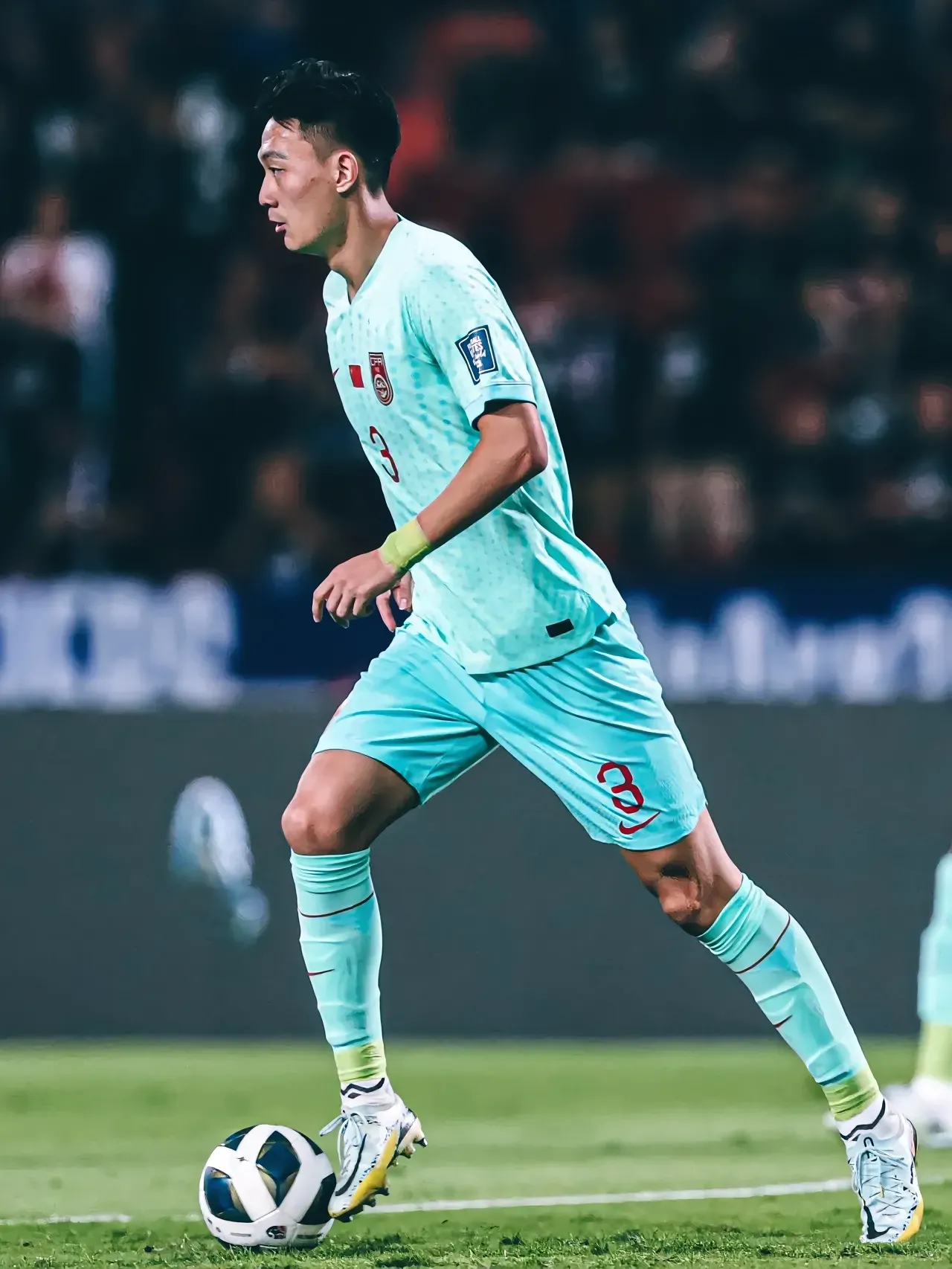 给国足主力中后卫蒋圣龙的几点建议：
    作为国内仅有的几名有潜力球员之一，希