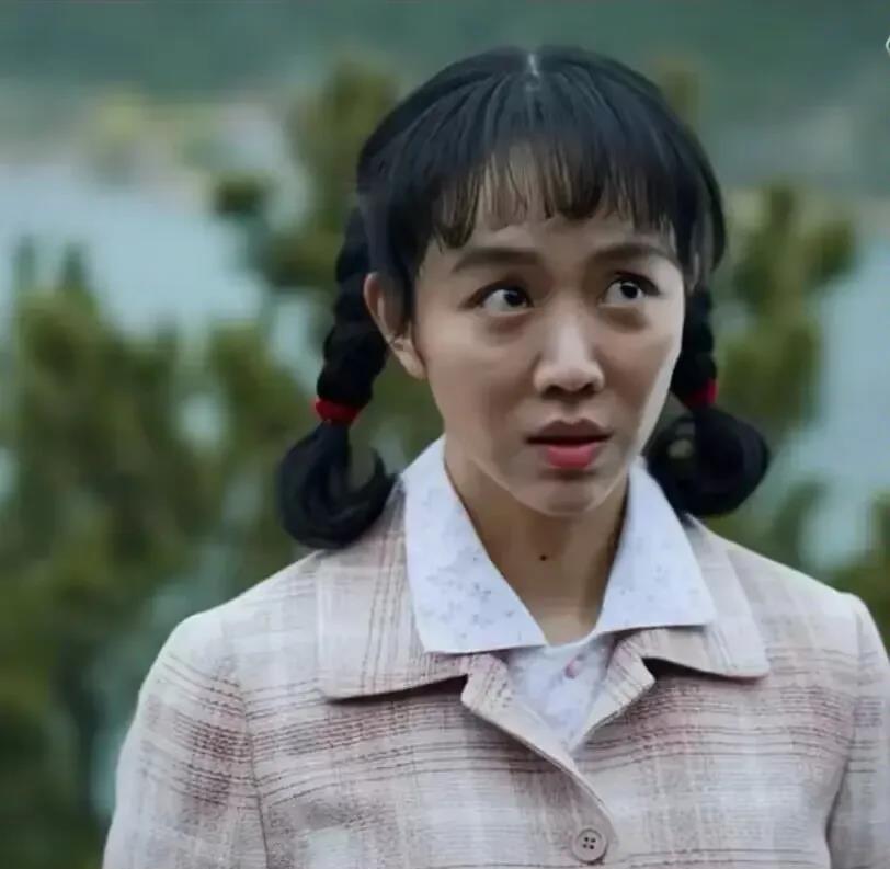 单看姜妍的脸，真的谈不上美，脸部坑坑洼洼的，鼻子不够挺拔，苹果肌高，眼袋都快要掉