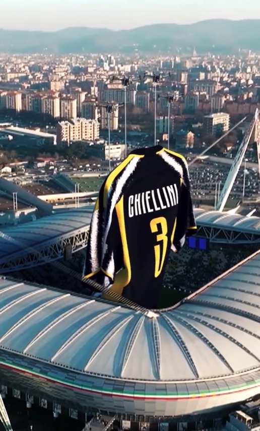 熟悉的3号球衣出现在安联竞技场上空

那是你17年如一日不变的守护