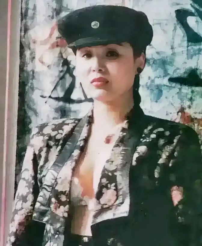 这张照片是在80年代拍摄的，现在的年轻人可能都不知道她是谁了。但在80年代，她可