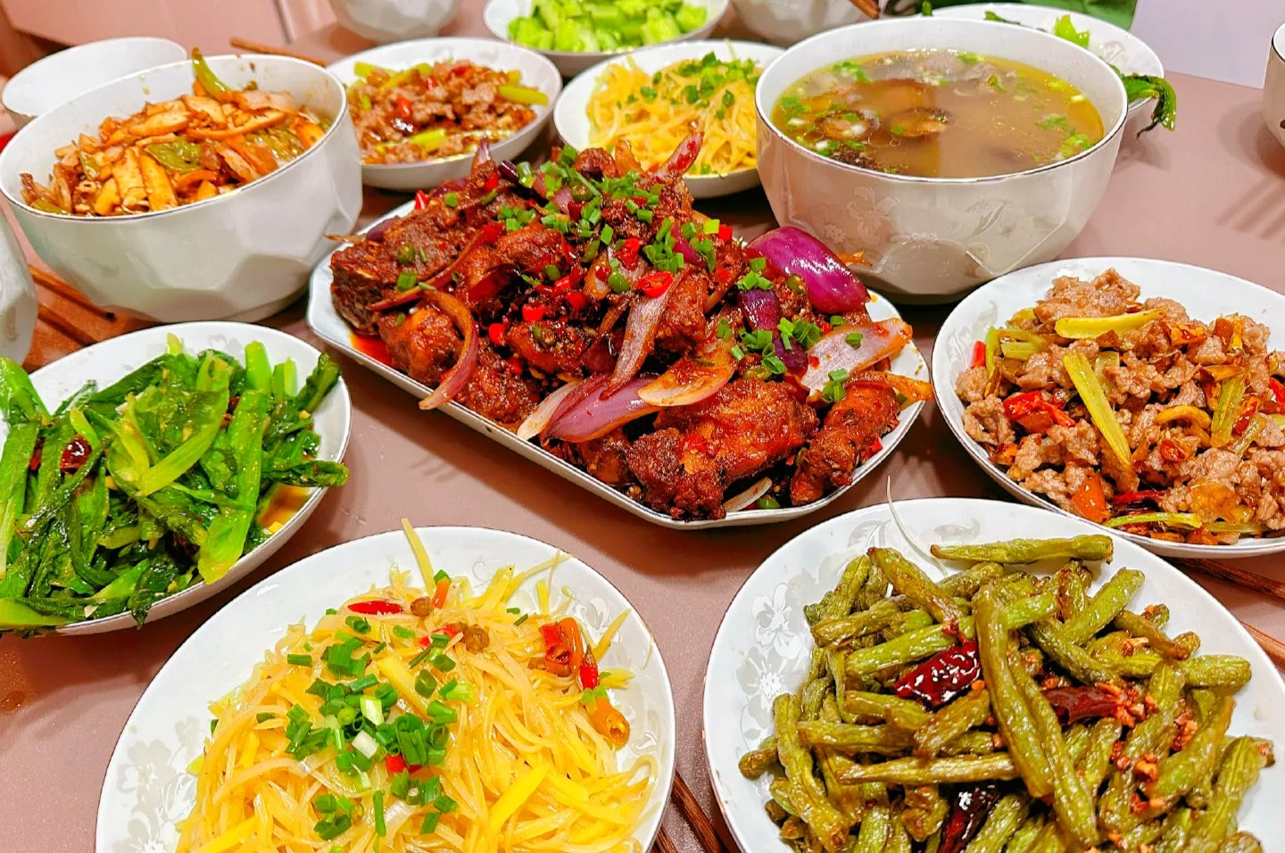 朋友去相亲，他把菜点好，万万没想到，女生对他说:“我不想来的，是我妈非要让我来跟