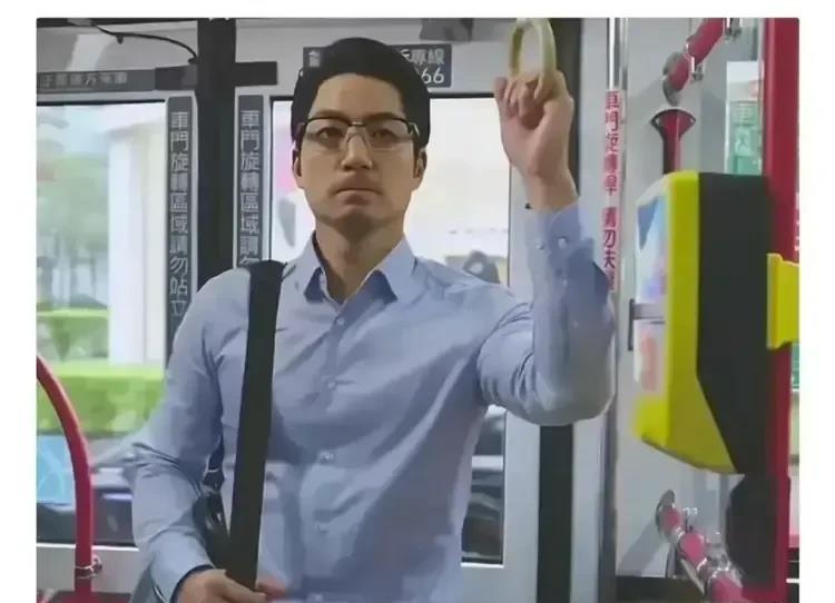 好歹也是市长，不应该日理万机吗？
天天上下班挤公交，不浪费时间吗？
即便没派专车
