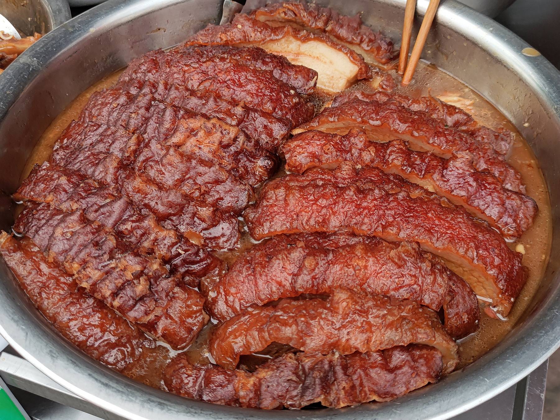 小镇随拍：熟食和炸物。

1-2、熟食店，二三指宽的扣肉是生招牌。其实大部分出品