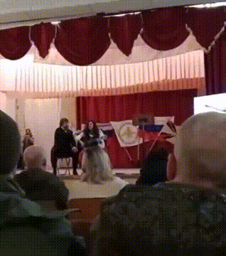 当地时间11月19日，俄罗斯著名红歌歌唱家波琳娜，在顿涅茨克前线慰问俄罗斯海军黑