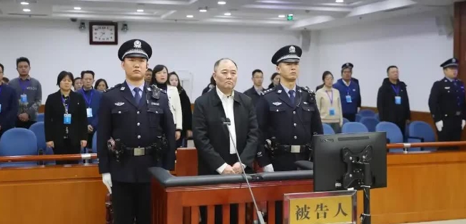 十亿贪官孙德顺受审，整洁着装、官威犹在，微笑中透着不屑，淡定中透着威严。相比之下