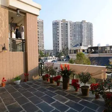 购买顶楼需要慎重考虑！！！

我自己就是顶楼的住户，如今深感后悔。

顶楼存在一