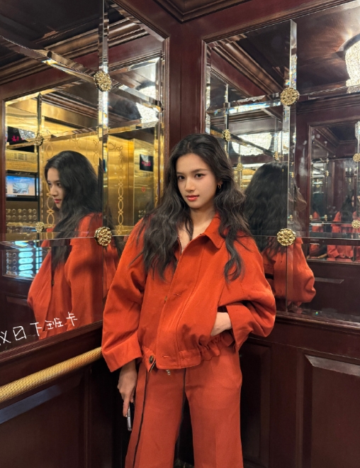 细看下这张，然后我发现，镜子里又是一张美图[丰收了]
谁懂，张婧仪真的不用找角度
