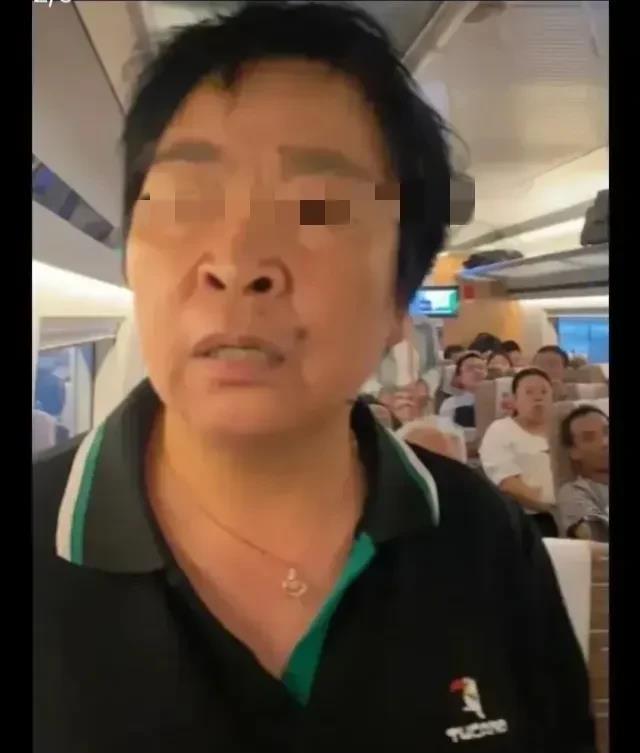 一个是教师，一个是公务员？高铁打人者夫妻身份曝光！
有网友爆料：高铁打人的夫妻一