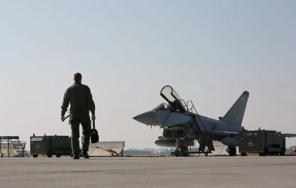 防务消息人士证实，由于美国延迟出售 F-16，土耳其寻求购买欧洲台风战斗机。上周