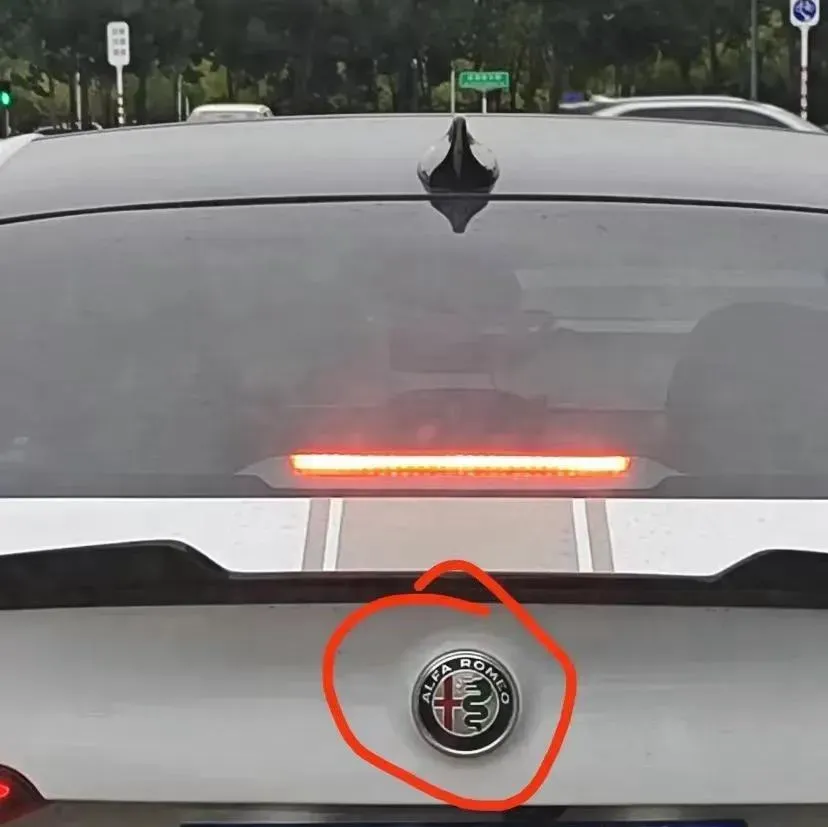 今天在小区看到这样一辆车，看了半天，车标不认识，恕我直言，本人才疏识浅，网上哪位