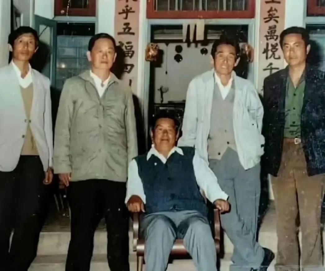 立者：左1坤沙，左2罗星汉，左3彭家声，左4刘国玺。

坐者：果敢末代土司杨振才