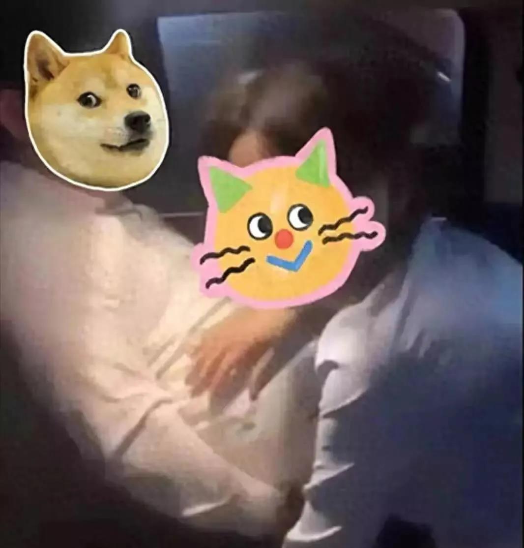 妻子车里低头服务男领导，丈夫突然拉开车门，两人被吓了一跳。妻子惊恐地擦了擦嘴，然