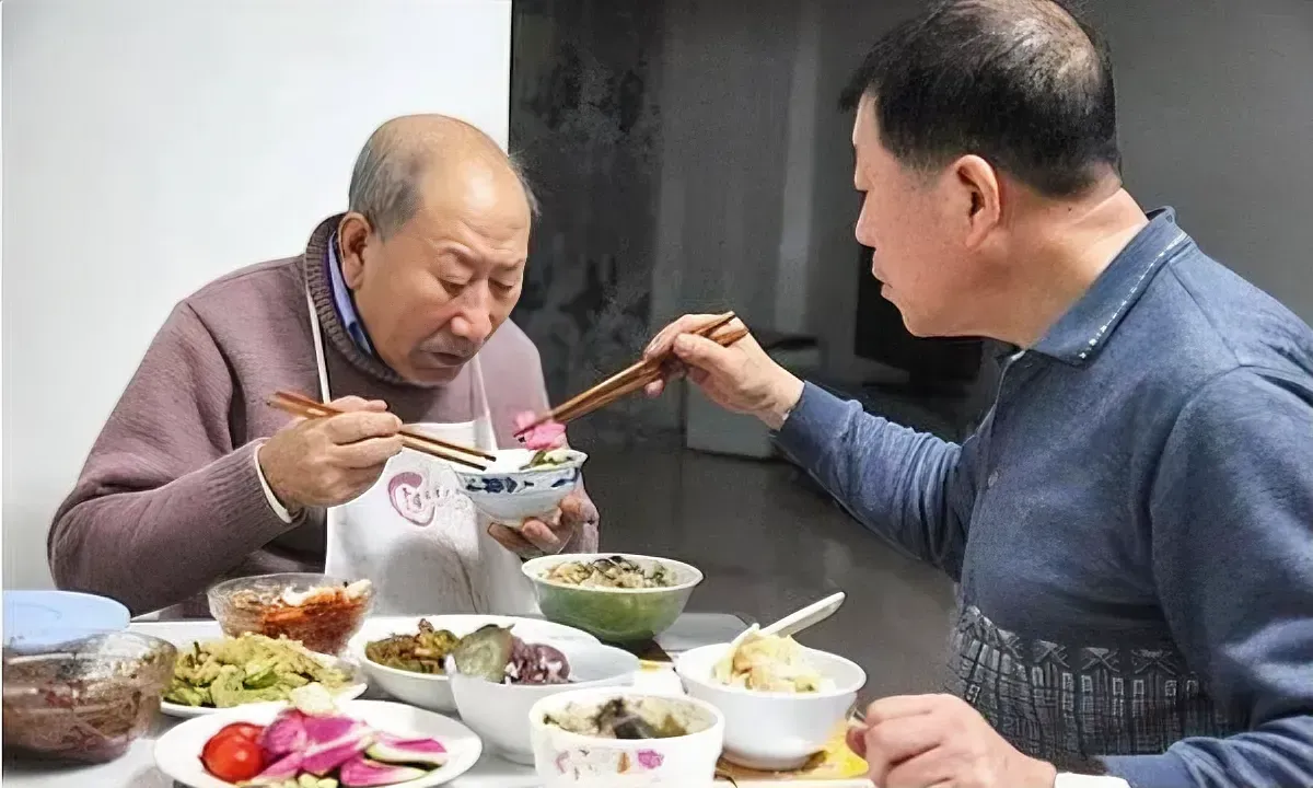 人老了真的很可怜，这个月轮到我们家养爷爷了，晚上吃饭的时候，他都不敢夹菜，我爸夹