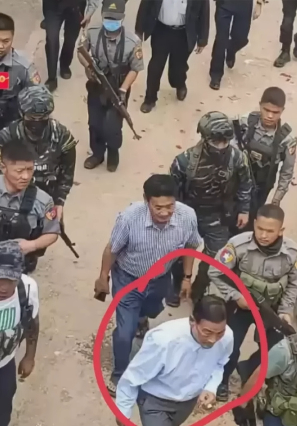 白所成现身老街街头 ​​​，甚至还有大群端着AK的亲兵保镖。说起来，果敢同盟军能
