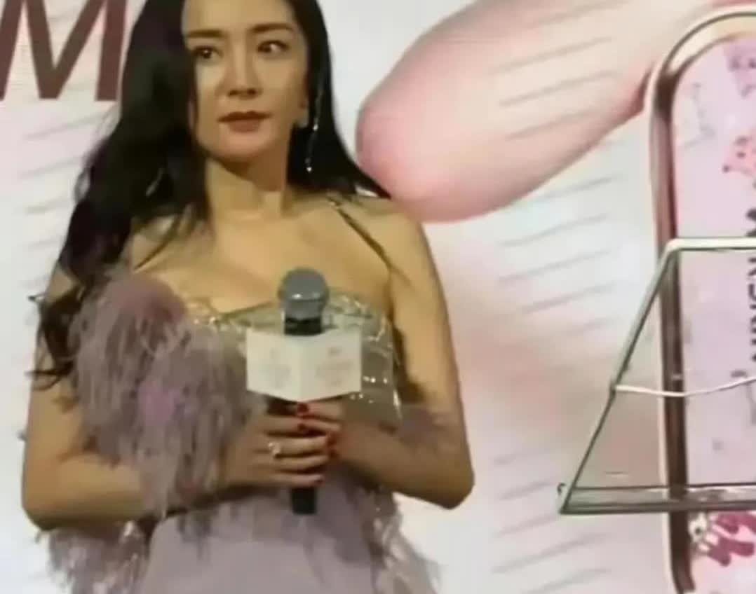 中年大妈的形象与杨幂所表演的角色形成鲜明对比，引发人们的思考。这篇文章讨论了美颜