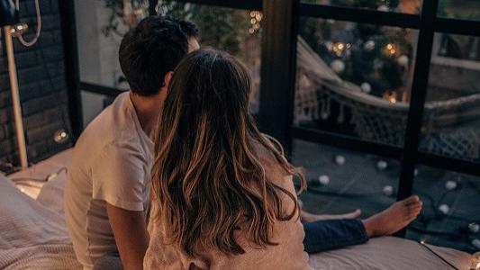 大婚前夕，偏执前男友将我弩走禁锢，我乖巧躺平，他却一言不合就黑化，要我亲亲抱抱才能好...