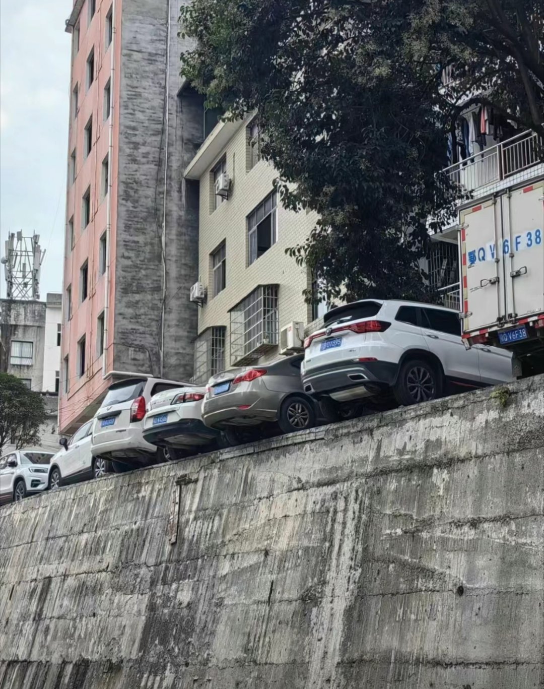 这样停车都是胆大心细的​​​老司机

