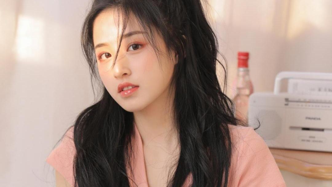 美女写真：花季少女粉色开衫裙裤美拍，高马尾打赤脚俏皮可爱