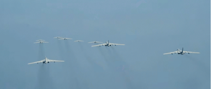 9架轰6编队飞行，作为世界上最大的现役轰炸机群，表面落后的轰6却拥有强大的远程打