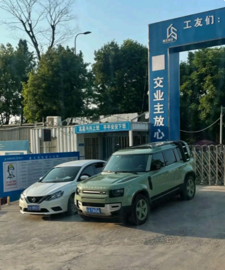 在我们的工地里，各色人物开的车都各具特色，让人不禁觉得这个世界真是千奇百怪、趣味