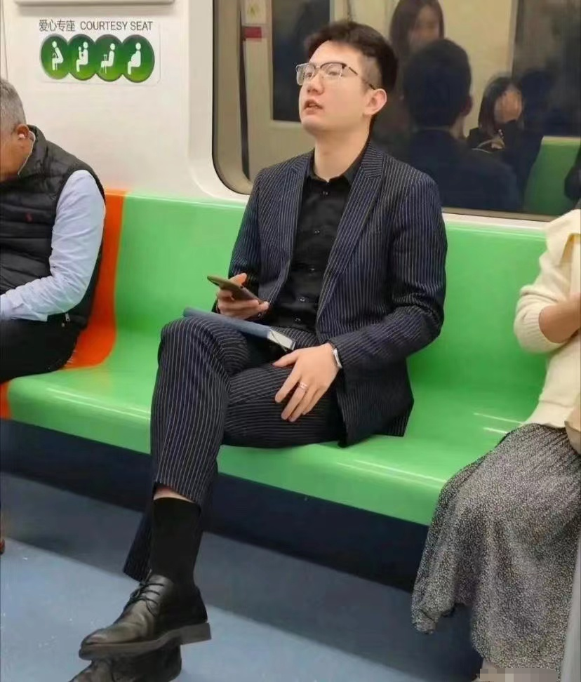 如果你在地铁上遇见这个人，你会觉得他是精英吗？
还是会觉得他就是徒有其表呢
考察