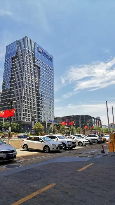 不知道哪个公司率先发明的：
工资=基本工资+绩效；
现在这个绩效，已经被各个公司