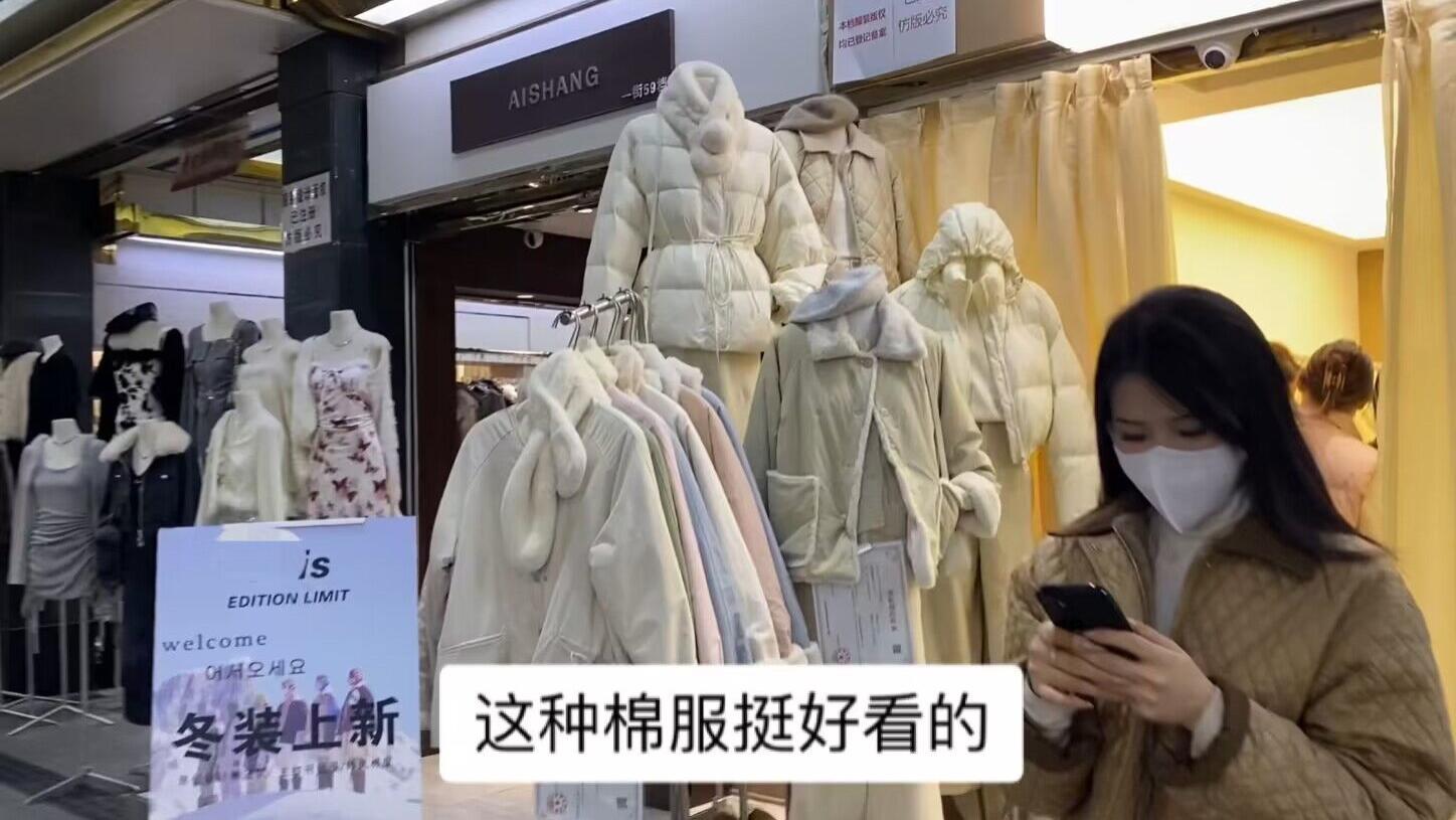 看下广州服装市场冬装新款，毛衣棉服等品类齐全，都比较休闲百搭
