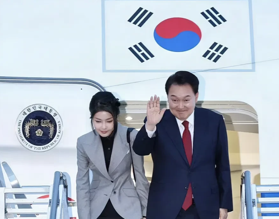 吃了顿饭回国了！当地时间11月17日，韩国总统尹锡悦结束了APEC第三十次领导人