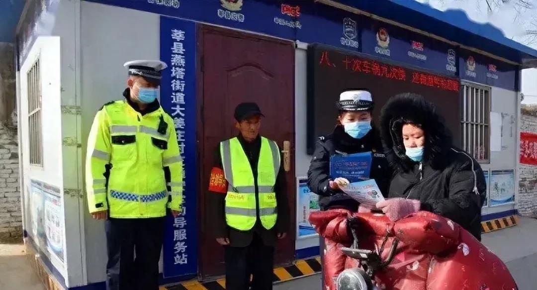 农村将要推行“两站两员”“一村一辅警”的制度。
何谓“两站两员”？“两站”指乡镇