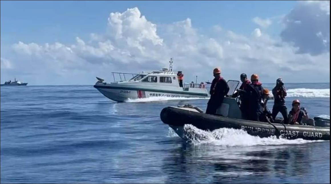 菲律宾方面称，在11月10日当天，中方在仁爱礁海域出动了38艘舰船，其中包括5艘