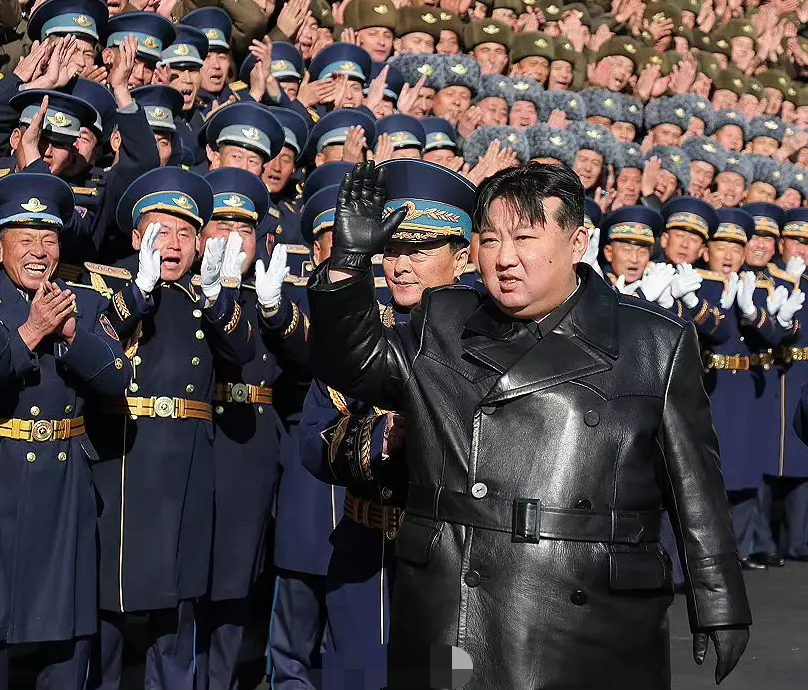 双排扣、皮革黑大衣，独特造型持续引领潮流新时尚！