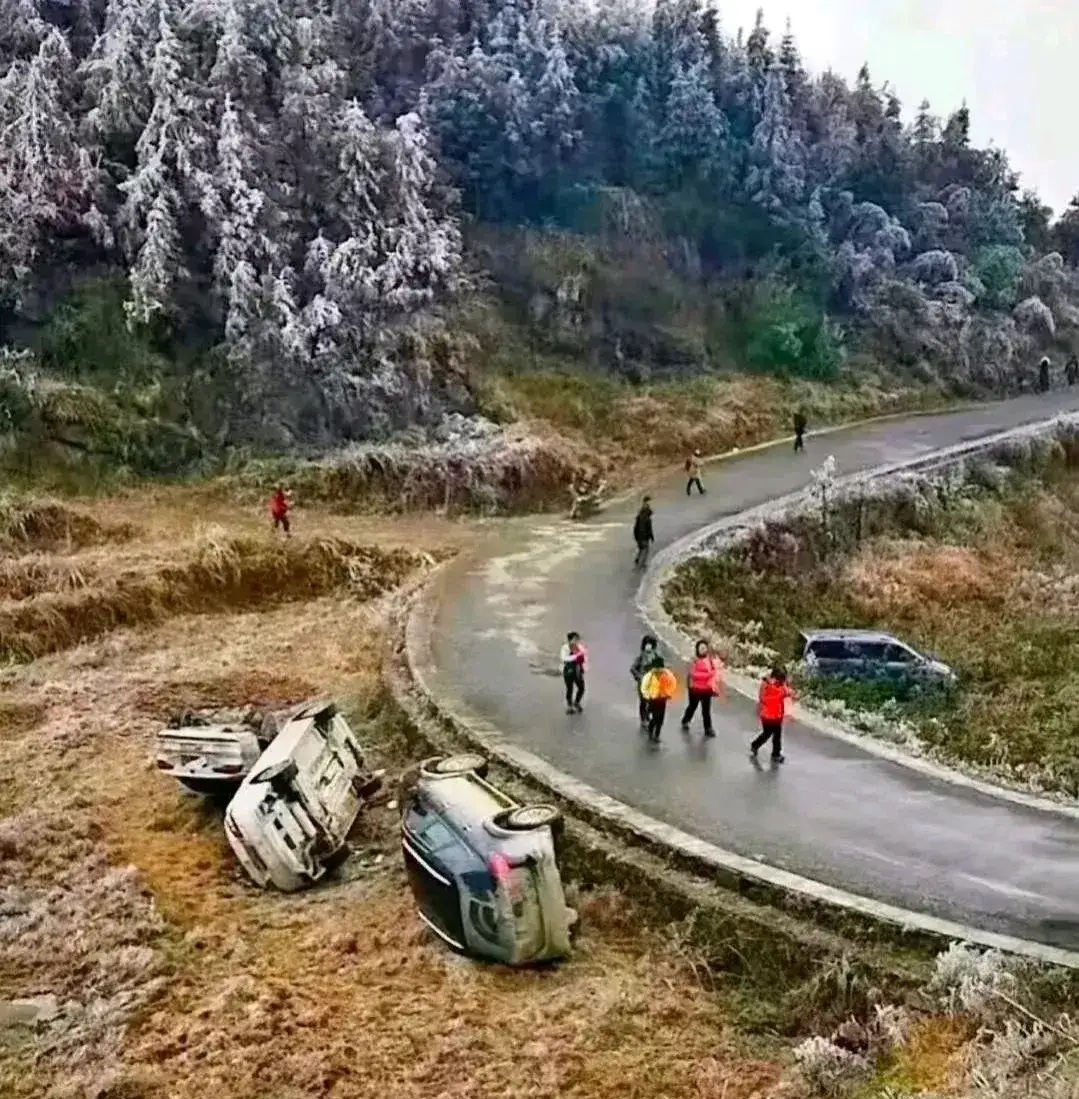 农村的路都是乱修的，不讲物理定律的，这个路一个车子掉下去是技术问题，几个车子同一